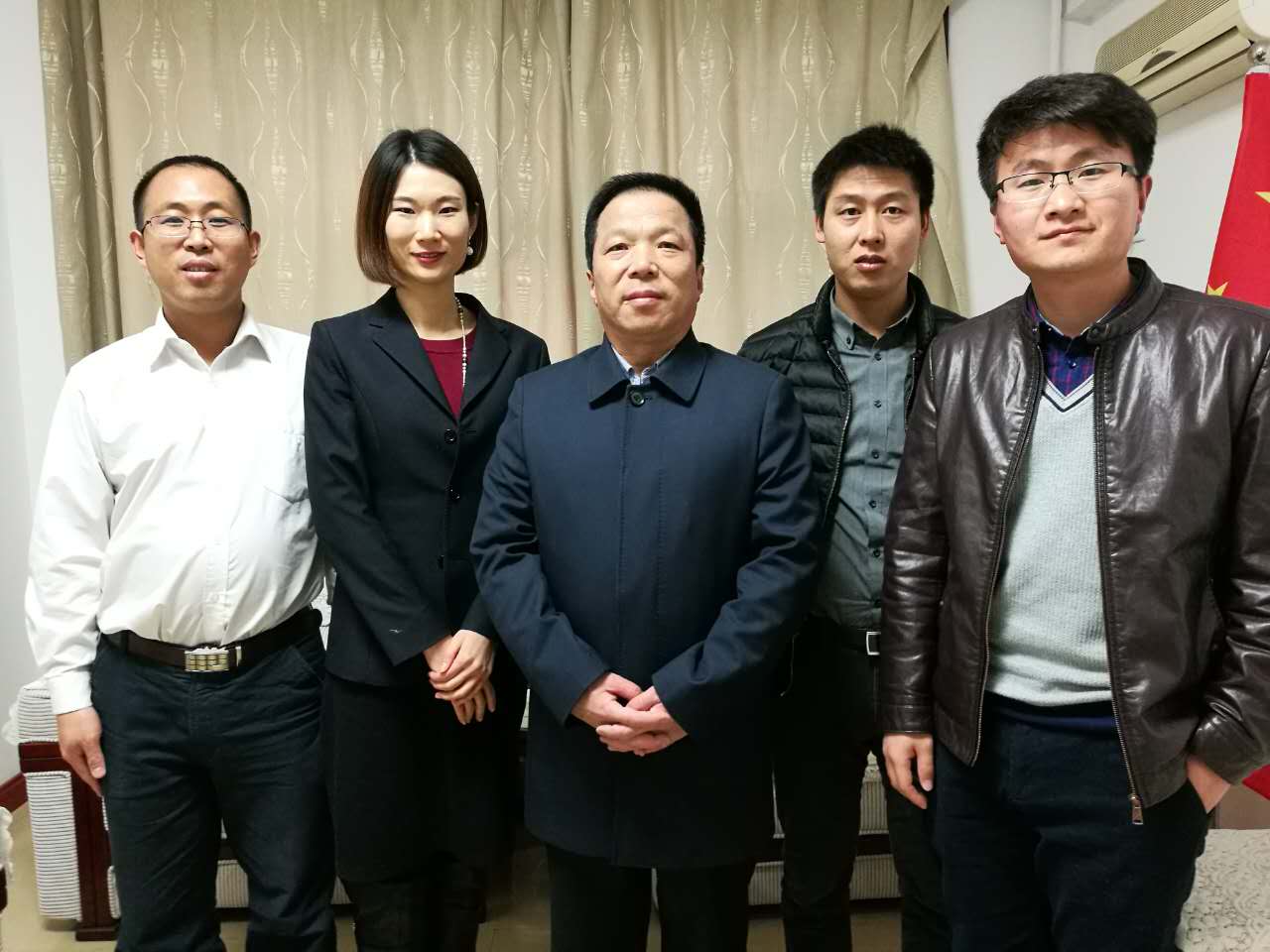 南宫电子游戏刘总(右一)与曲沃副县长崔权势(左一)签约现场 南宫电子游戏刘总(右一)与曲沃副县长崔权势(左一)签约现场