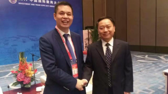 安徽省省长李国英(右)与南宫电子游戏董事长郑两斌(左)合影留想 安徽省省长李国英(右)与南宫电子游戏董事长郑两斌(左)合影留想