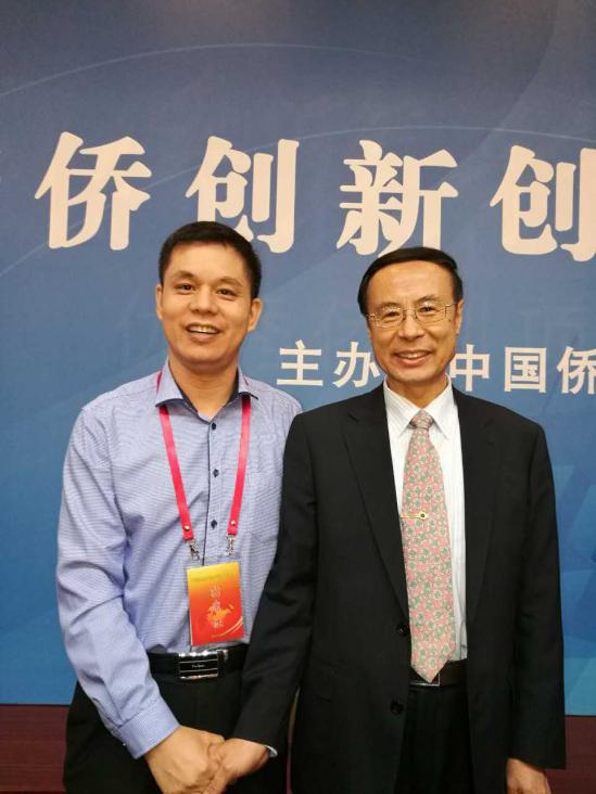 南宫电子游戏董事长郑两斌(左)与中国侨联党组书记、主席万立骏(右) 南宫电子游戏董事长郑两斌(左)与中国侨联党组书记、主席万立骏(右)