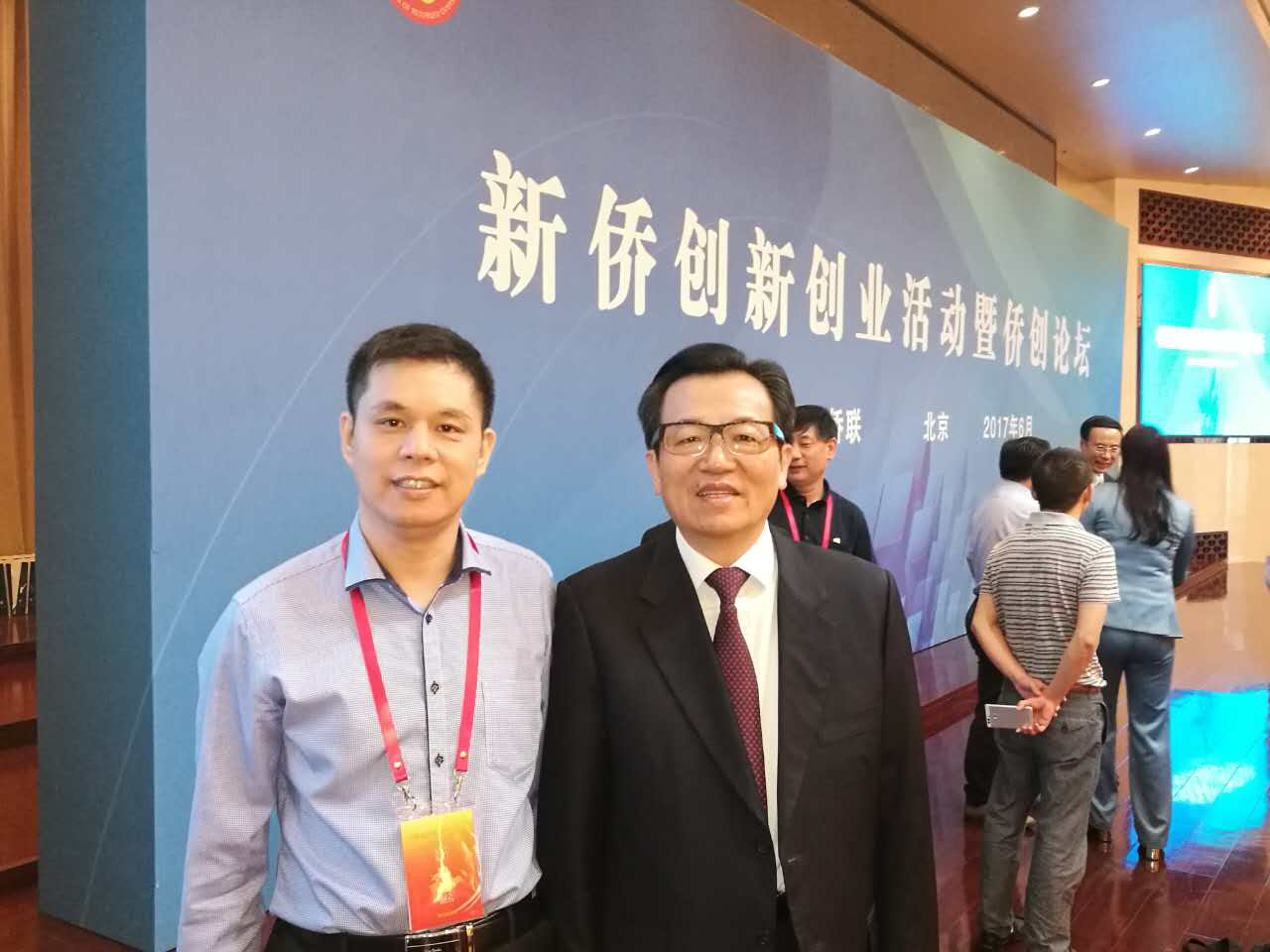 南宫电子游戏董事长郑两斌(左)与中国侨联副主席李卓彬(右) 南宫电子游戏董事长郑两斌(左)与中国侨联副主席李卓彬(右)