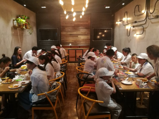 孩子们在愉快的用餐 孩子们在愉快的用餐