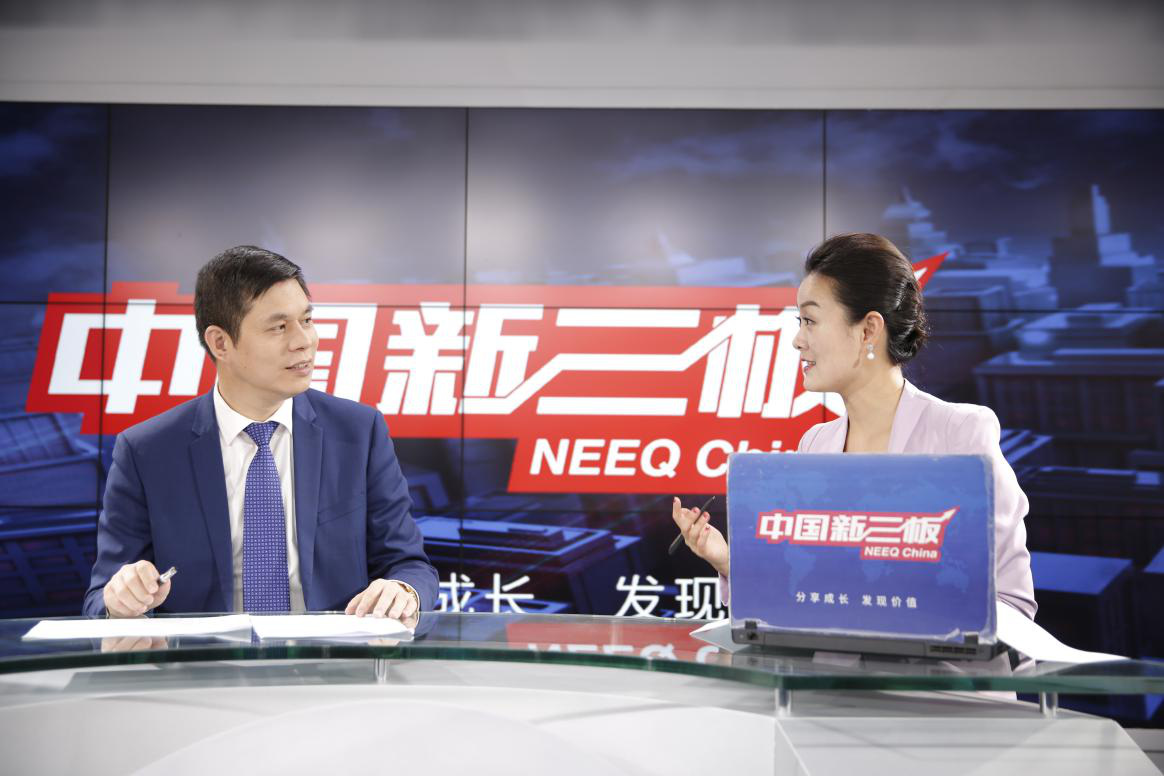 南宫电子游戏董事长郑两斌先生与主持人对话现场 南宫电子游戏董事长郑两斌先生与主持人对话现场