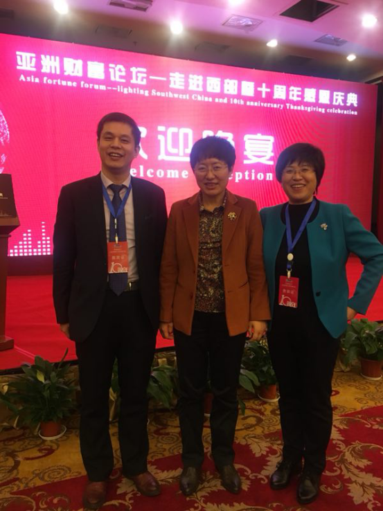南宫电子游戏董事长郑两斌先生(左)与山东省副省长兼山东工商联主席王随莲(中)、山东省工商联副主席孙美菊(右) 南宫电子游戏董事长郑两斌先生(左)与山东省副省长兼山东工商联主席王随莲(中)、山东省工商联副主席孙美菊(右)