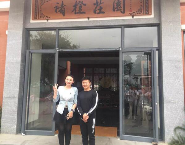 南宫电子游戏总裁(左)与型动体育始人、奥运陈一冰(右) 南宫电子游戏总裁(左)与型动体育始人、奥运陈一冰(右)
