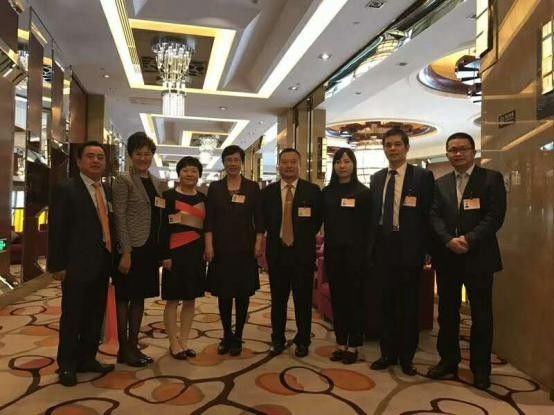 任市工贸易结合会主席燕瑛(左4)与南宫电子游戏董事长郑两斌(右2)等合影 0 (2)